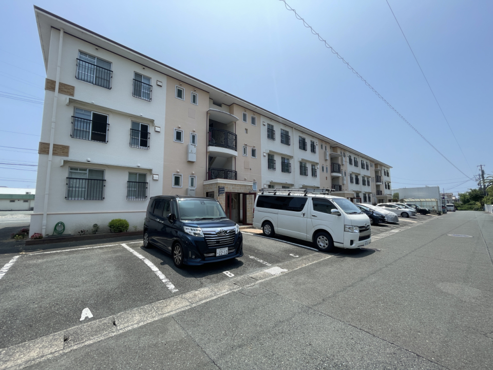 ホワイトストリート沿いの分かりやすい立地です