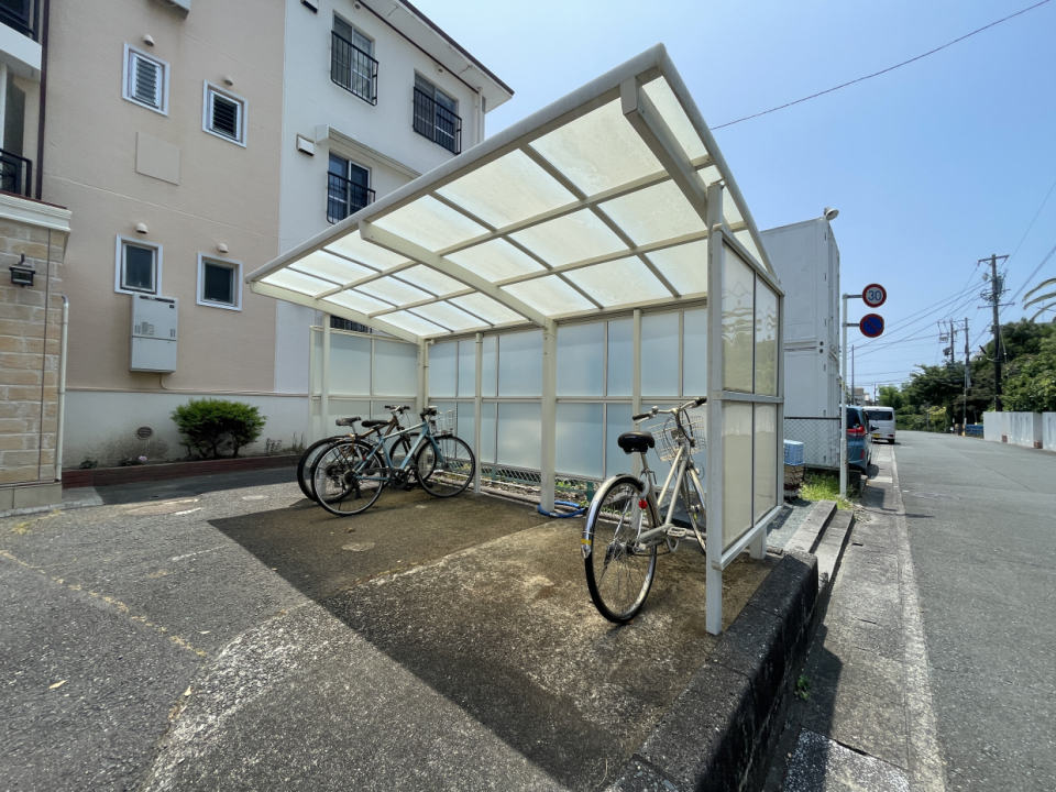 駐輪場は屋根付きです