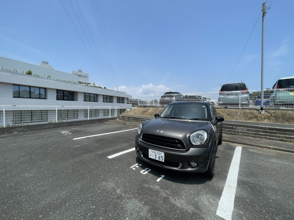 駐車場は1台無料、2台目は有料で確保可能