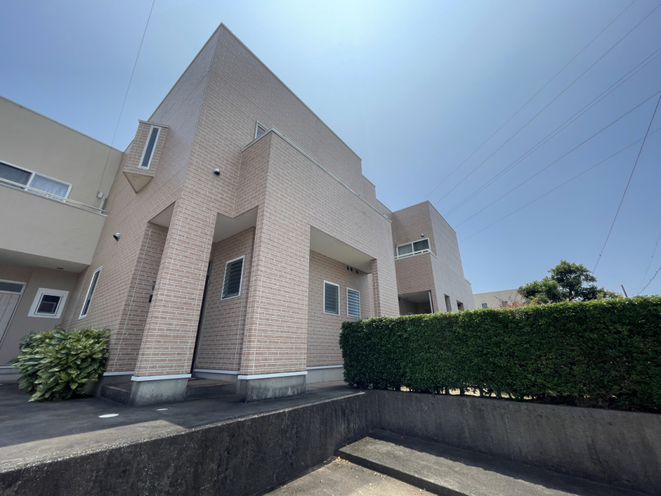 テラスハウスで横並びに8世帯のお部屋があります