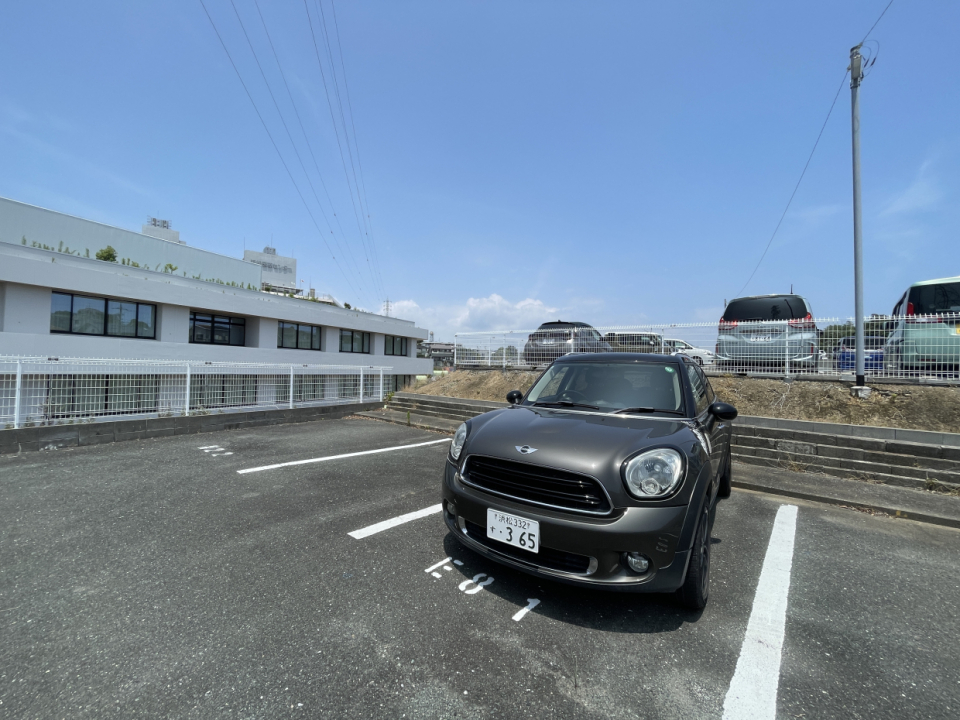 駐車場は物件から道路を挟んだ反対側にあります