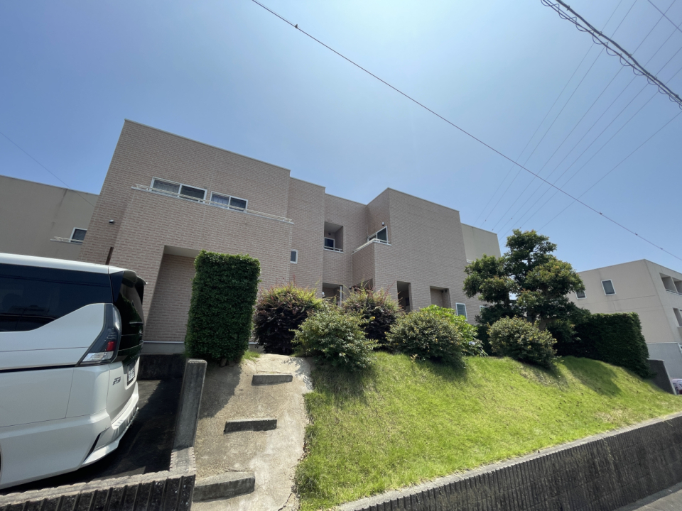道路から見ると少し高い位置に物件が建っています
