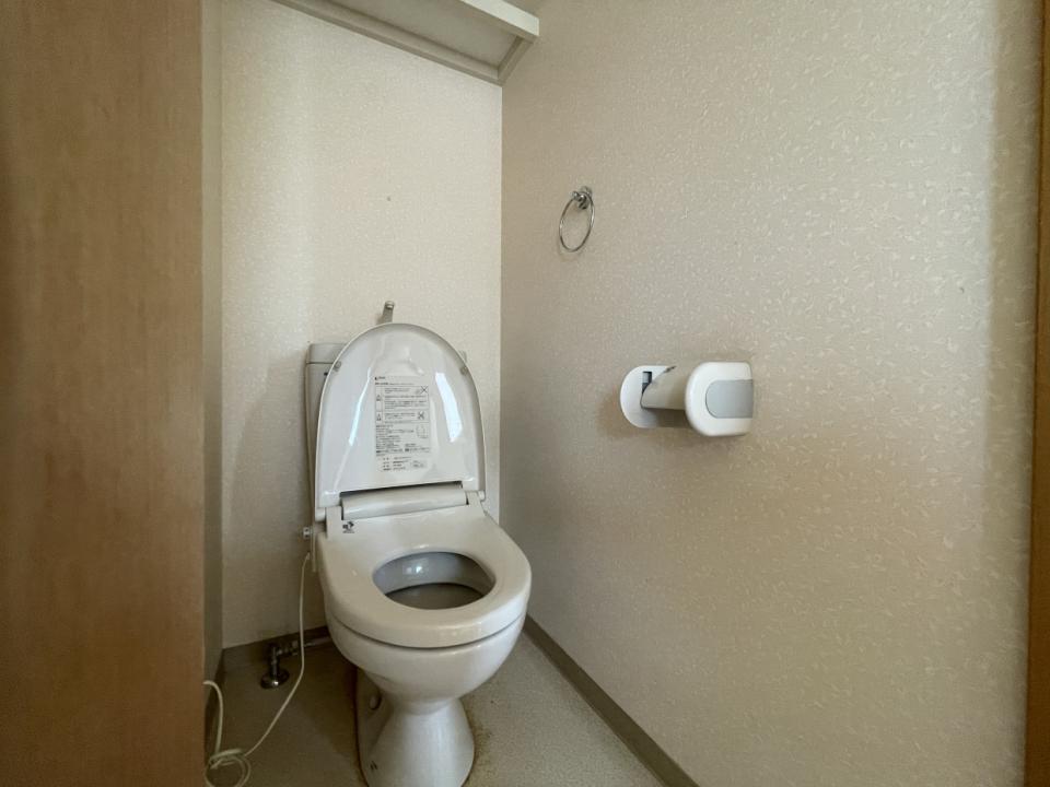 お手洗いはウォシュレット付き