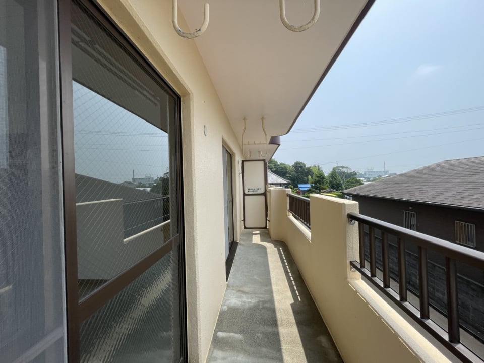 バルコニーは2部屋分またがって続いていて広々しています