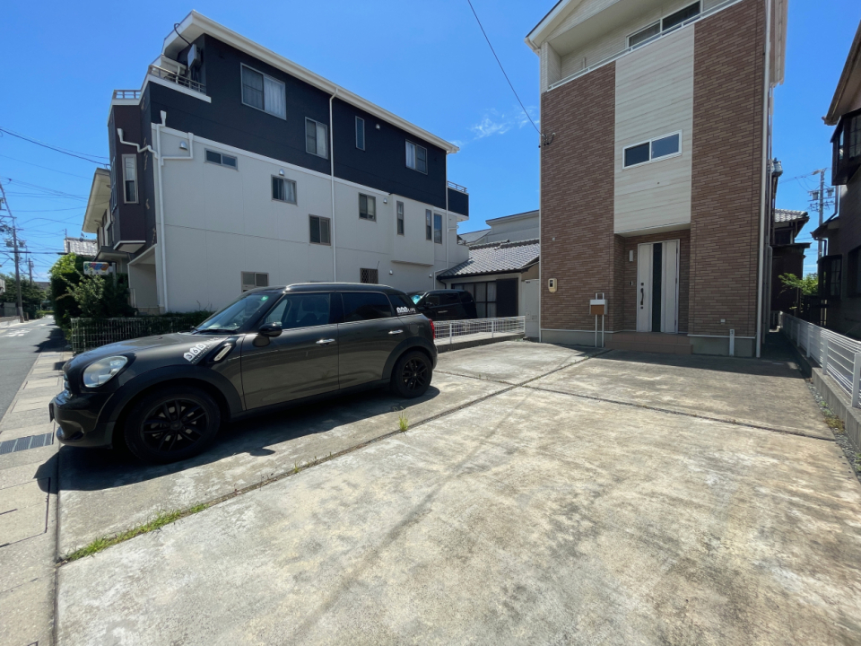建物前に最大縦列で2台ずつ駐車可能。1区画がミニでぴったりくらいだったので車種によっては2区画分使うかも