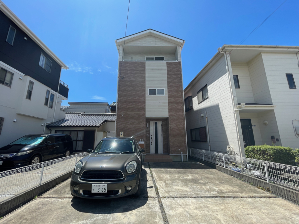 青空に向かってそびえる3階建てのおうち