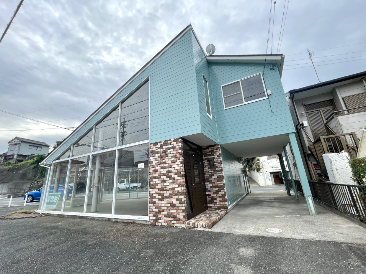 三角屋根にブロックのアクセントがとっても目立ちます