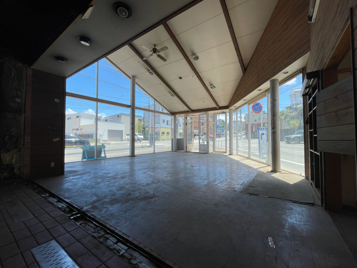 とても明るい店内