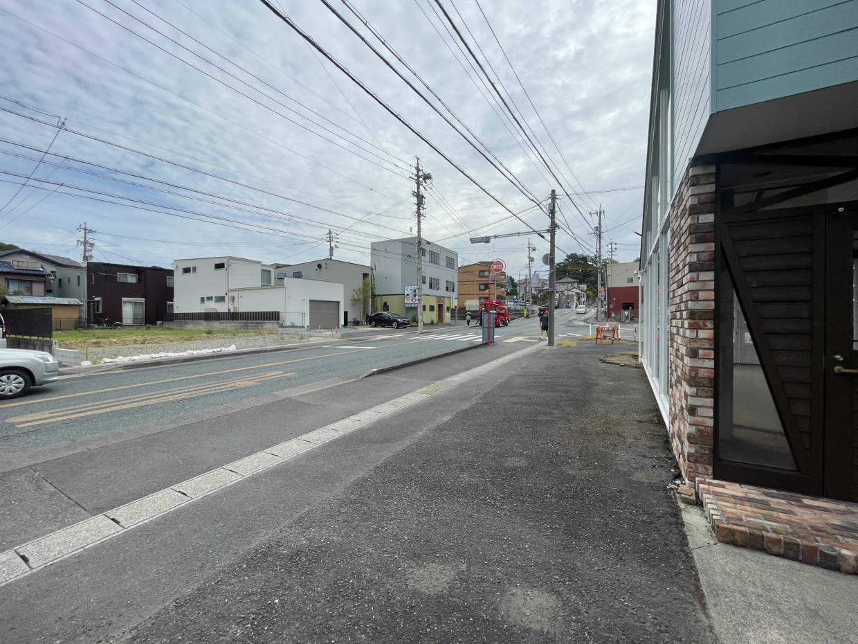 平日24時間で15,300台もの車の往来がある道路に面しています