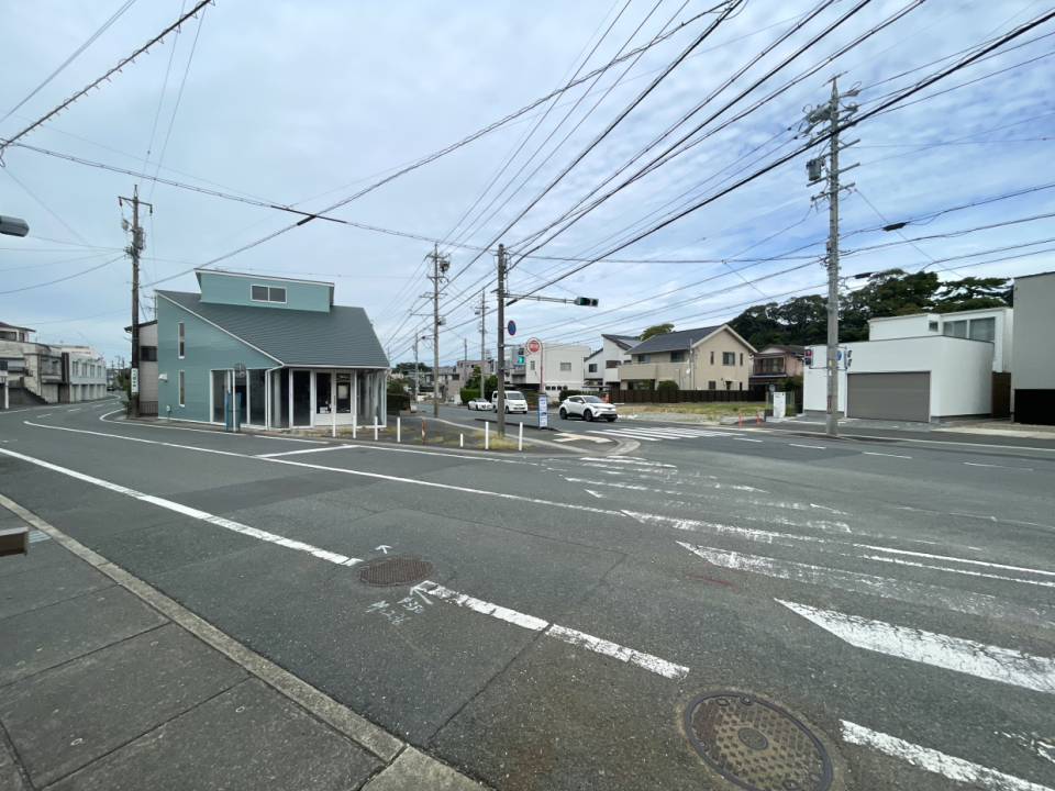 屋根にも店舗名を塗装可能です。秋葉坂の上から下ってくるときに非常によく目につきます