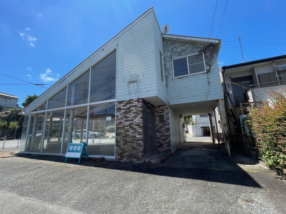 三角屋根にブロックのアクセントがとっても目立ちます