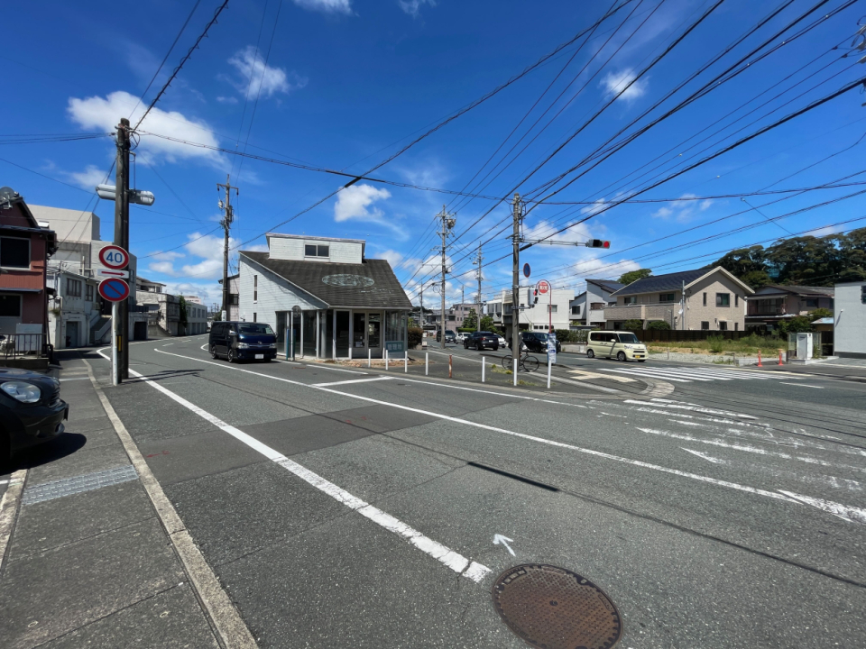 屋根にも店舗名を塗装可能です。秋葉坂の上から下ってくるときに非常によく目につきます