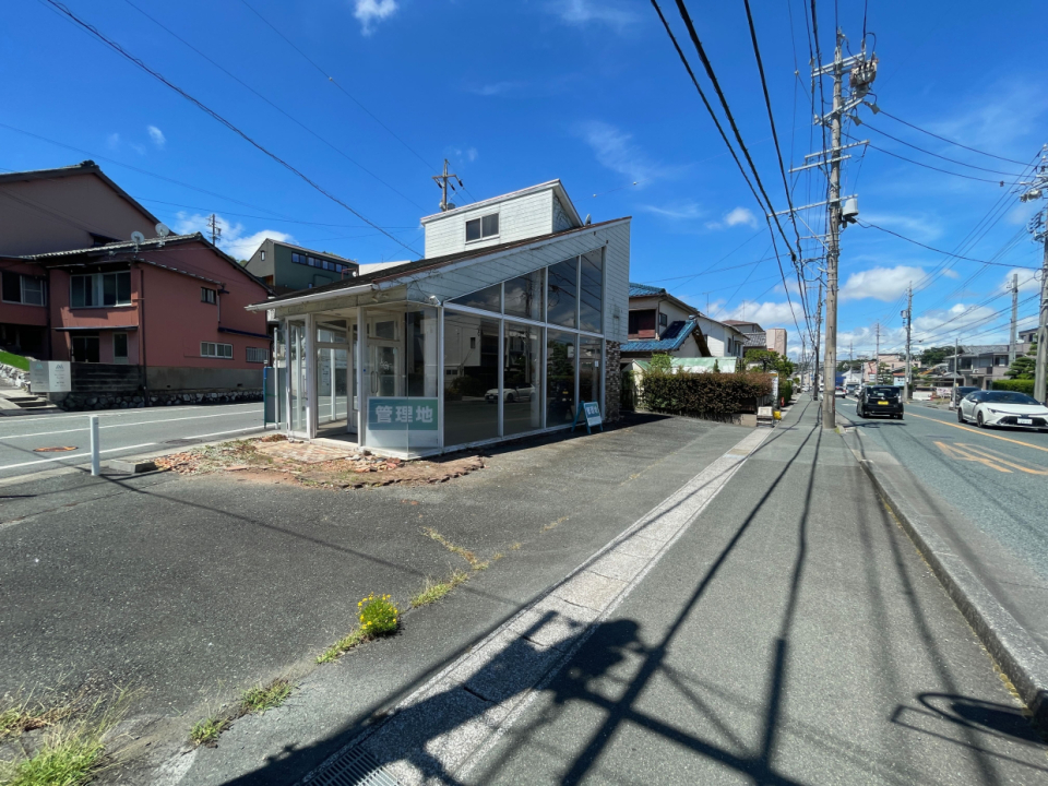 2方道路の角地に鎮座