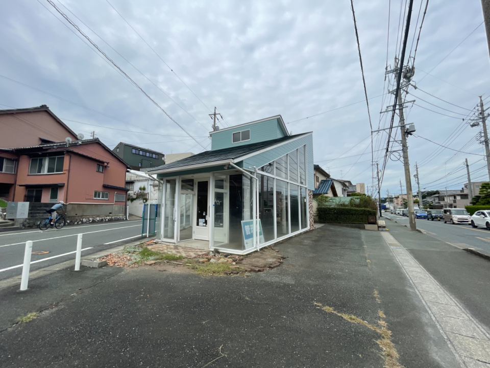 2方道路の角地に鎮座