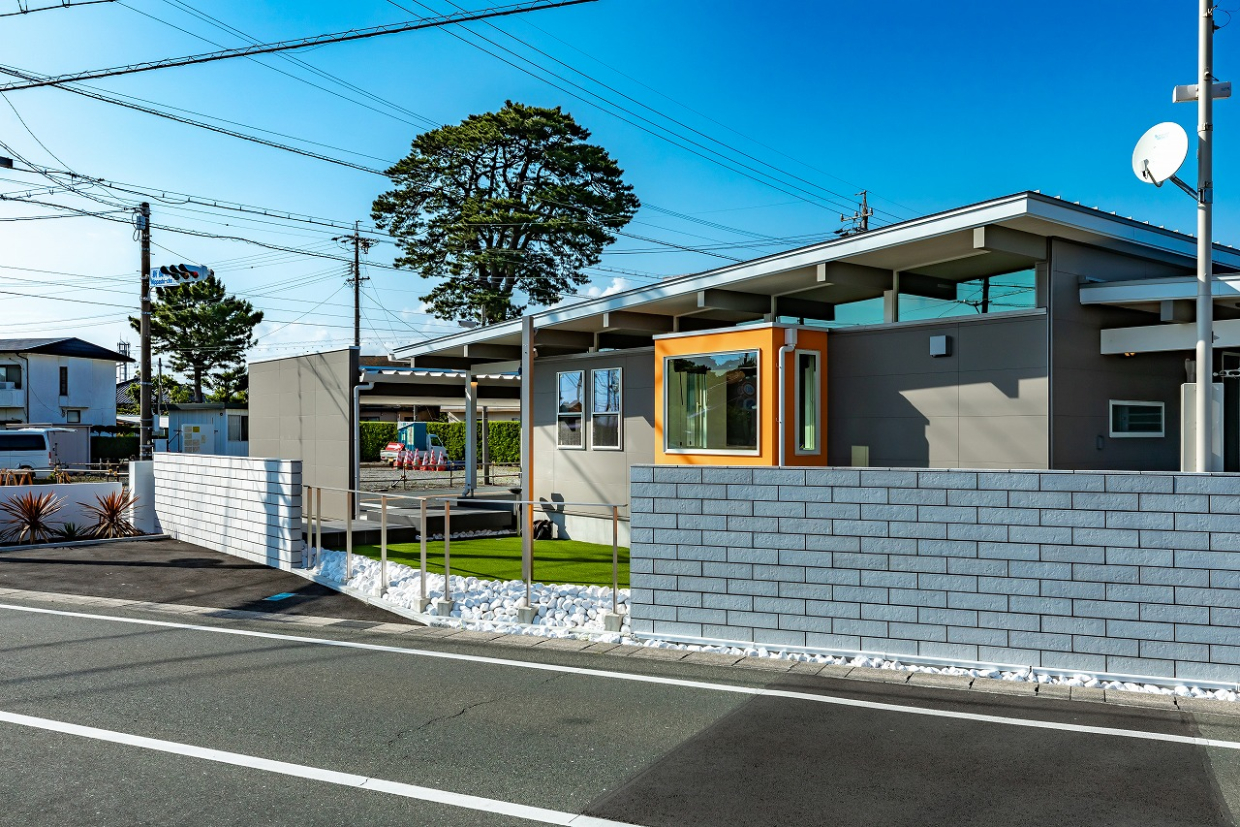 カリフォルニアの高台に建っていそうなフラットハウス