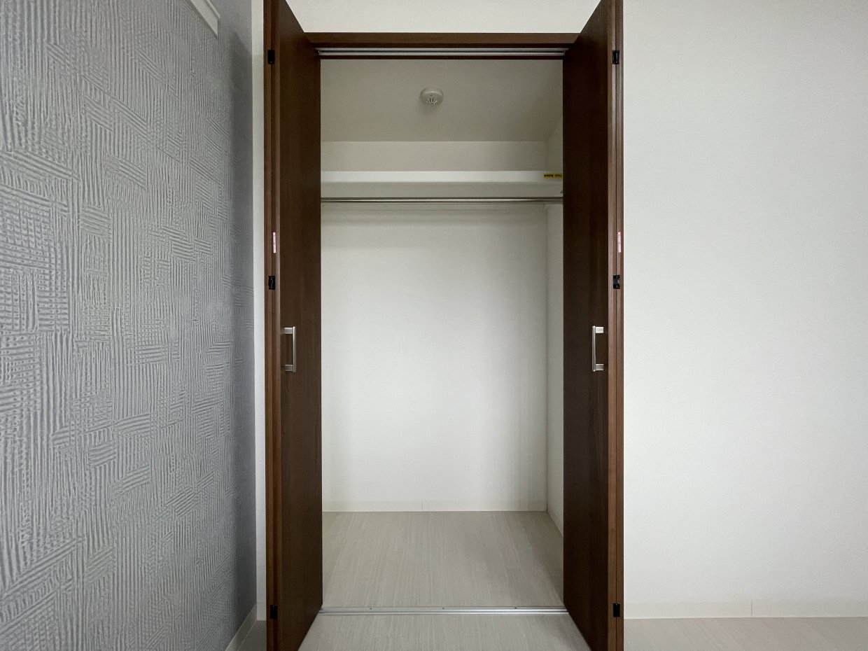 こちらの部屋にも収納完備