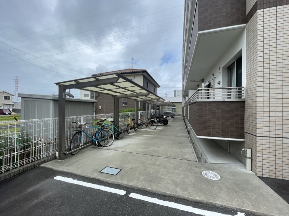 駐輪場は屋根付き