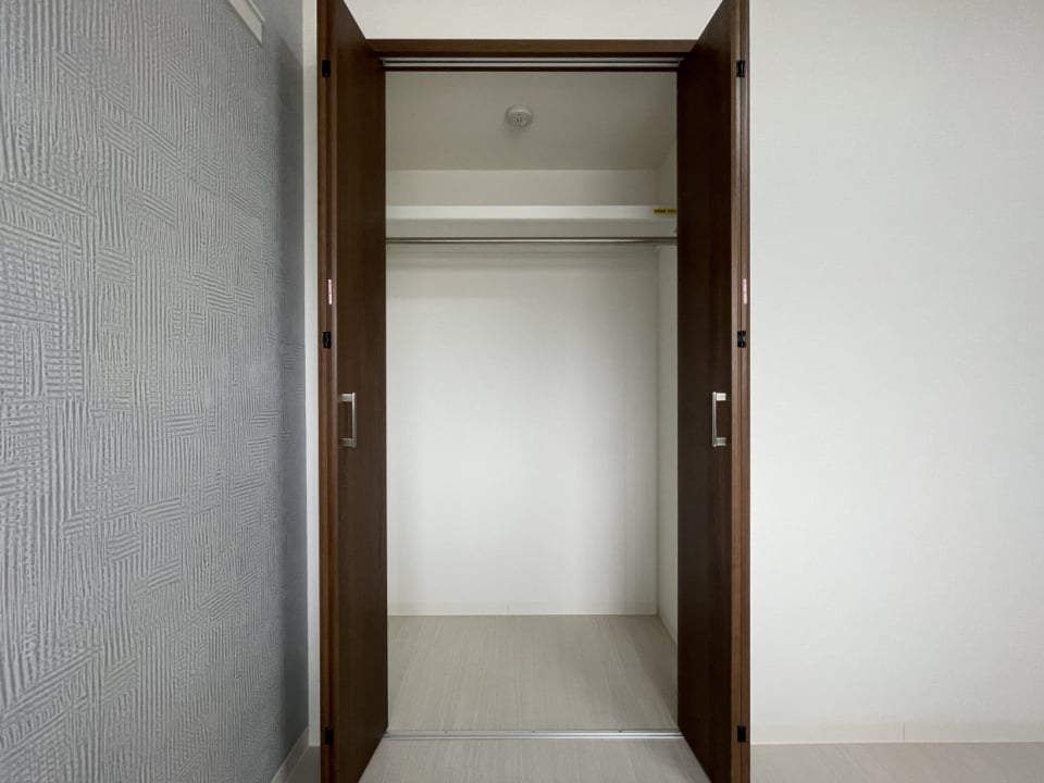 こちらの部屋にも収納完備