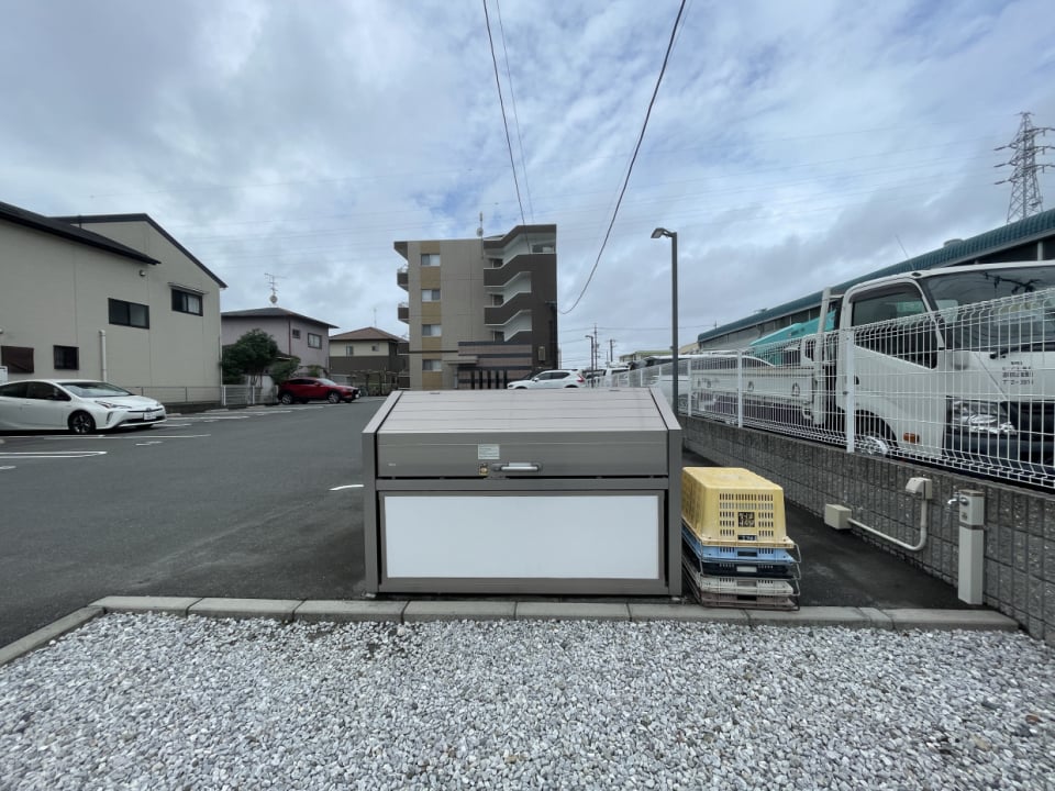 敷地内ゴミ捨て場もあり、忙しい朝もラクラク