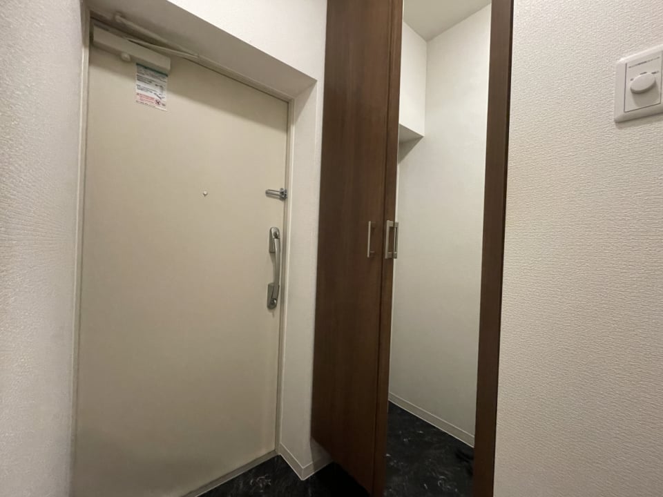 シューズボックスは全身ミラー付き