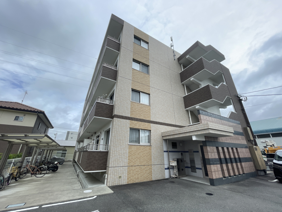 鉄筋コンクリート造の４階建てマンションです