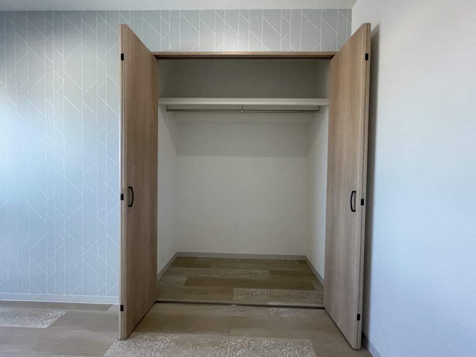 LDKのクローゼットと互い違いになる位置にこの部屋の収納があります
