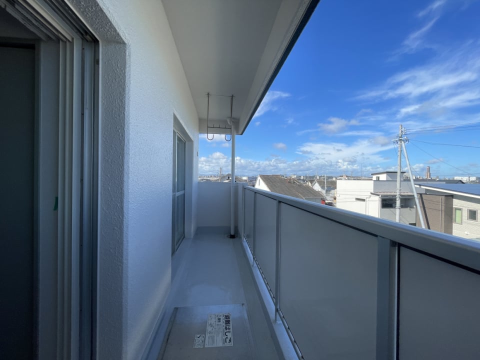 バルコニーは2部屋にまたがる広さで洗濯物がたっぷり干せます
