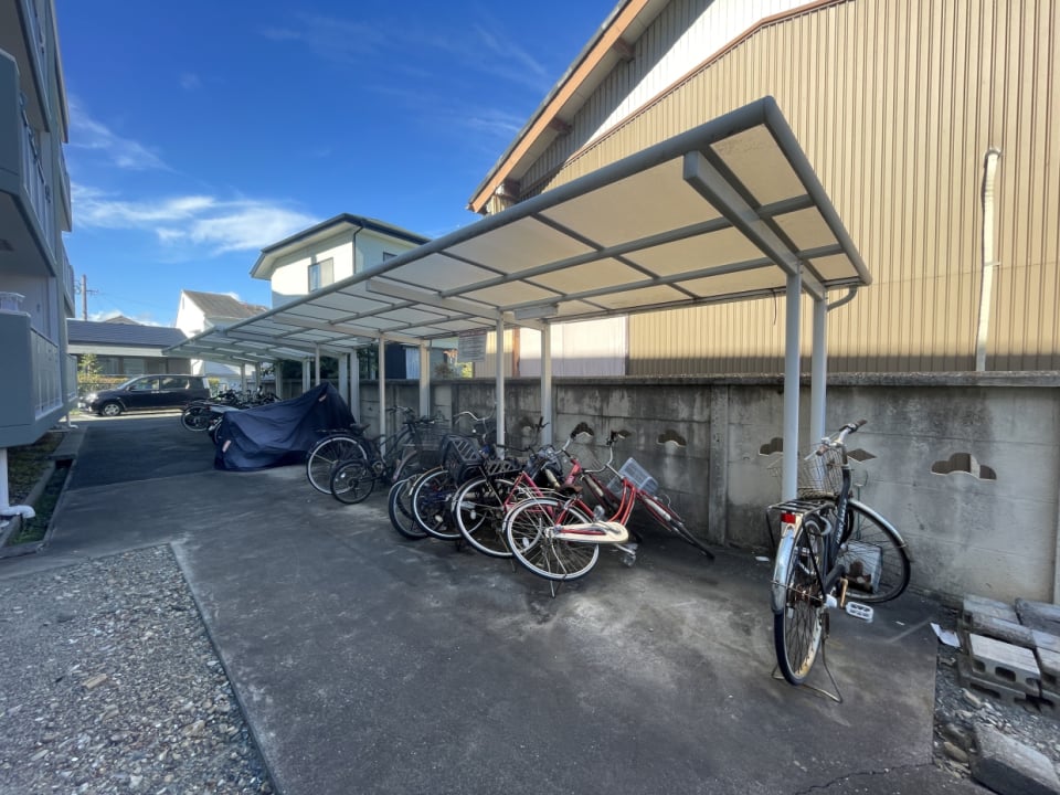屋根付き駐輪場も完備