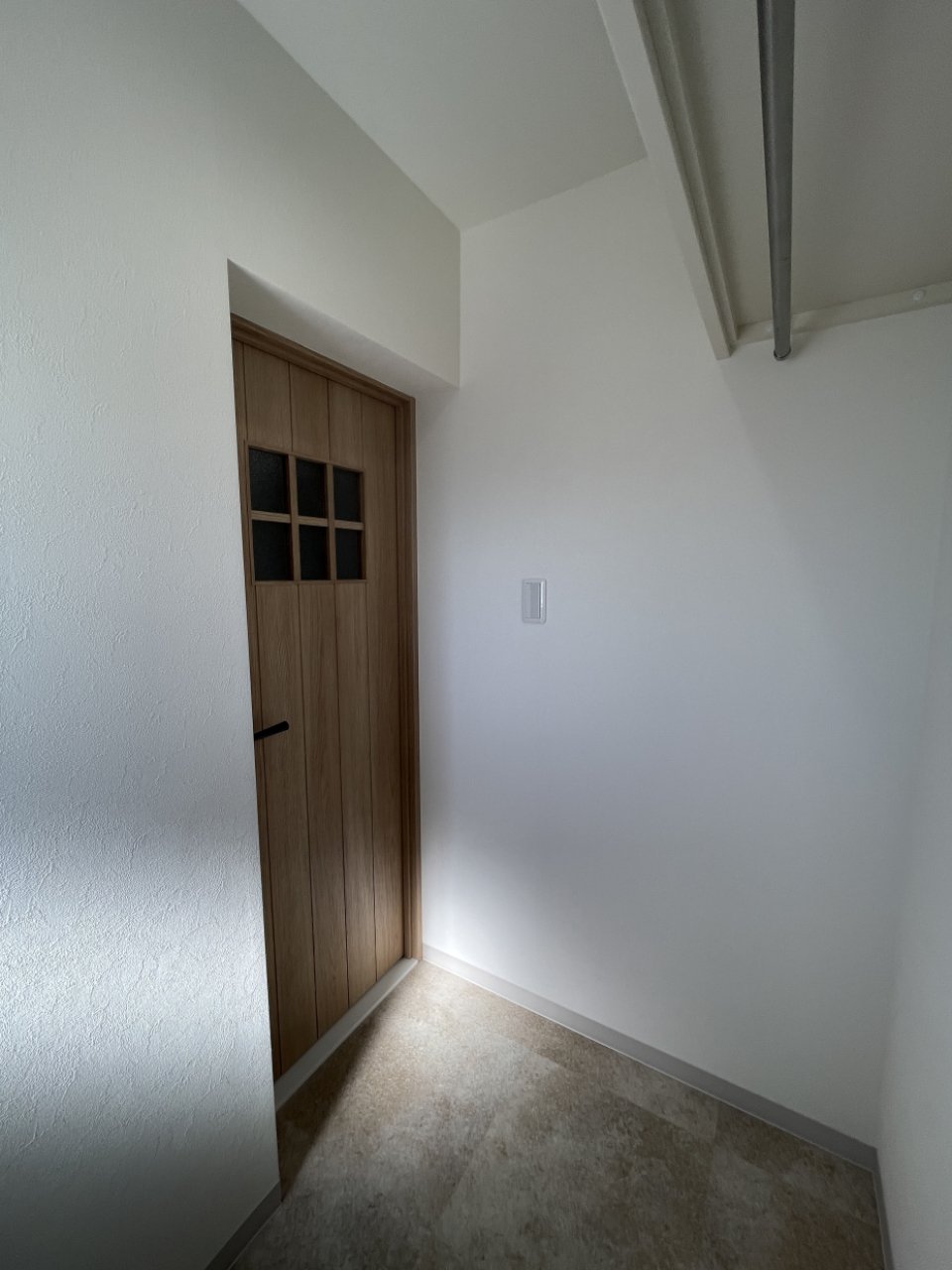 廊下を隔てて扉を開けると小部屋のようなウォークインクローゼットが出現！