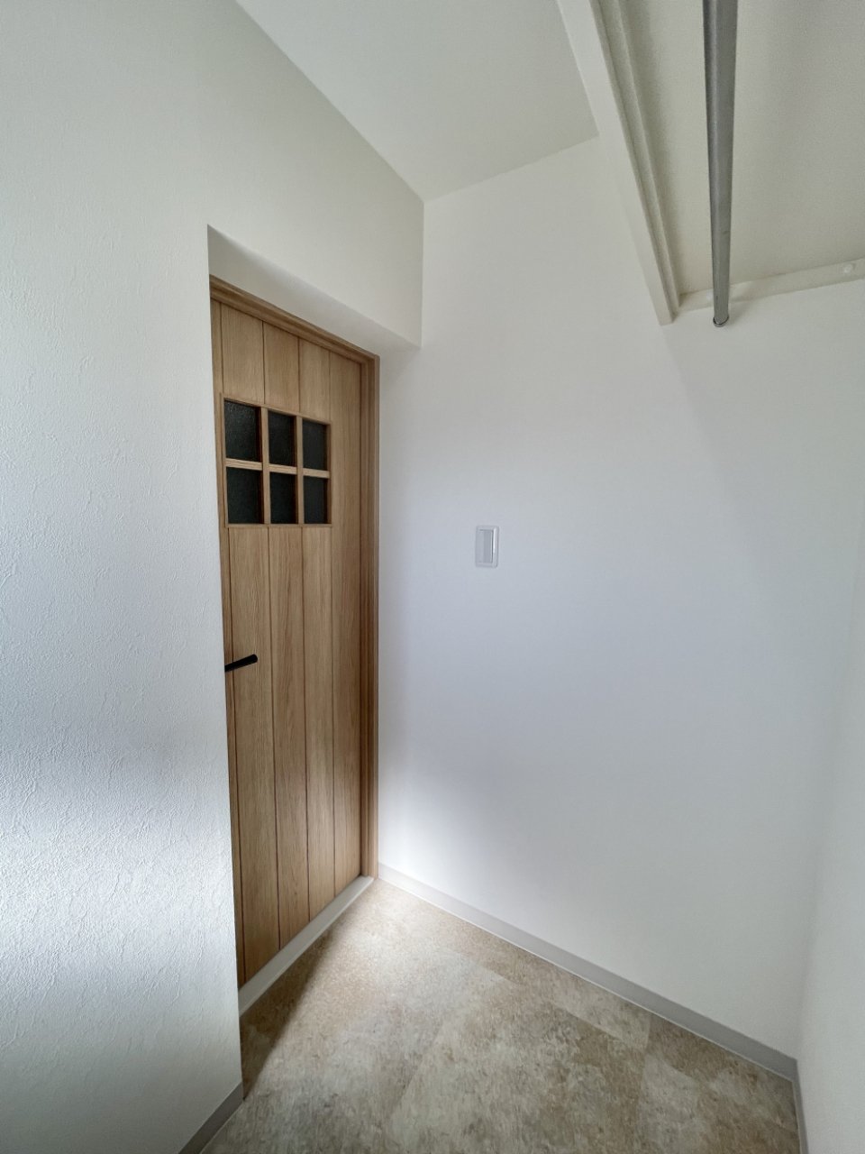 廊下を隔てて扉を開けると、小部屋のようなウォークインクローゼットが出現！