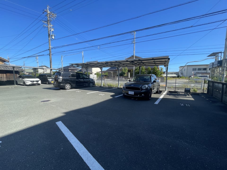 駐車場は建物の東側。玄関まで少し距離があります