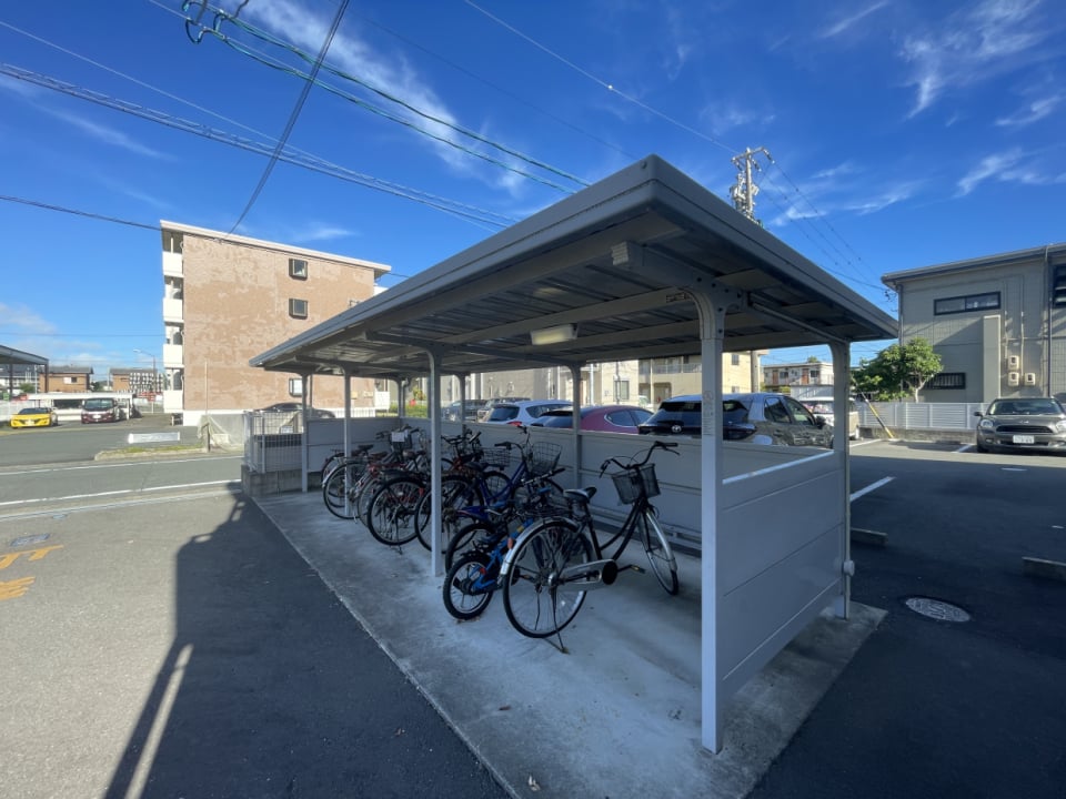 屋根付き駐輪場完備