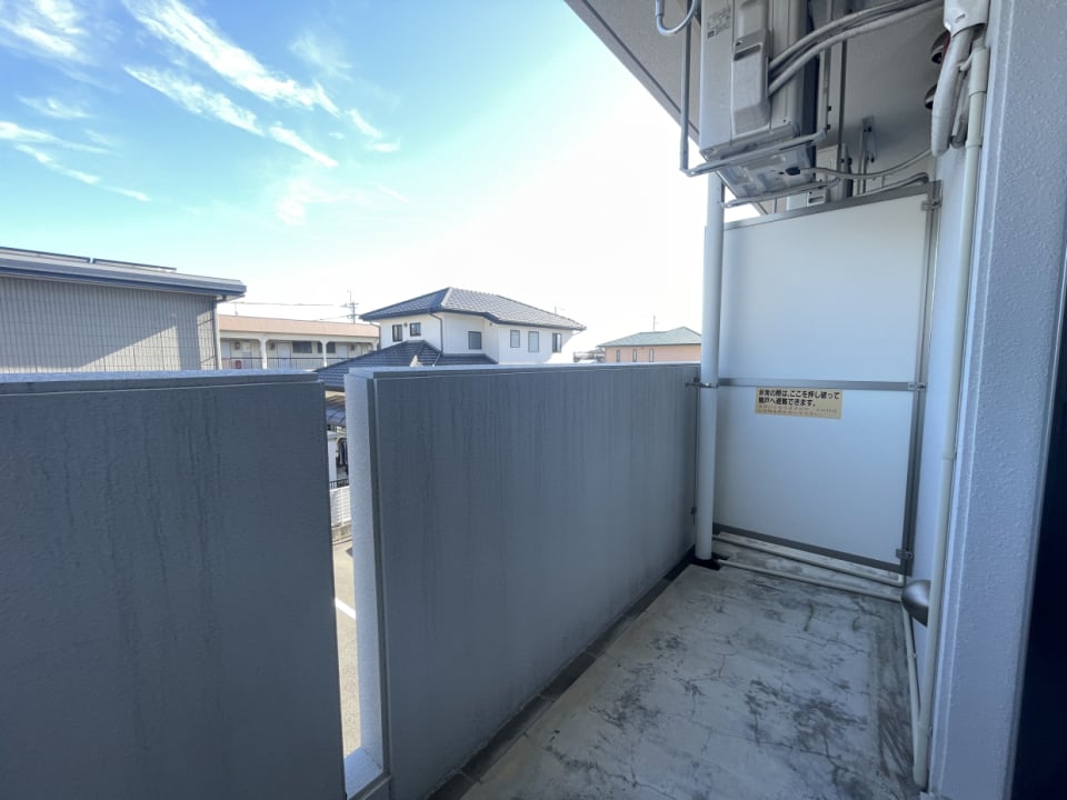 軒先が長いので小雨くらいなら洗濯物も干して置けます