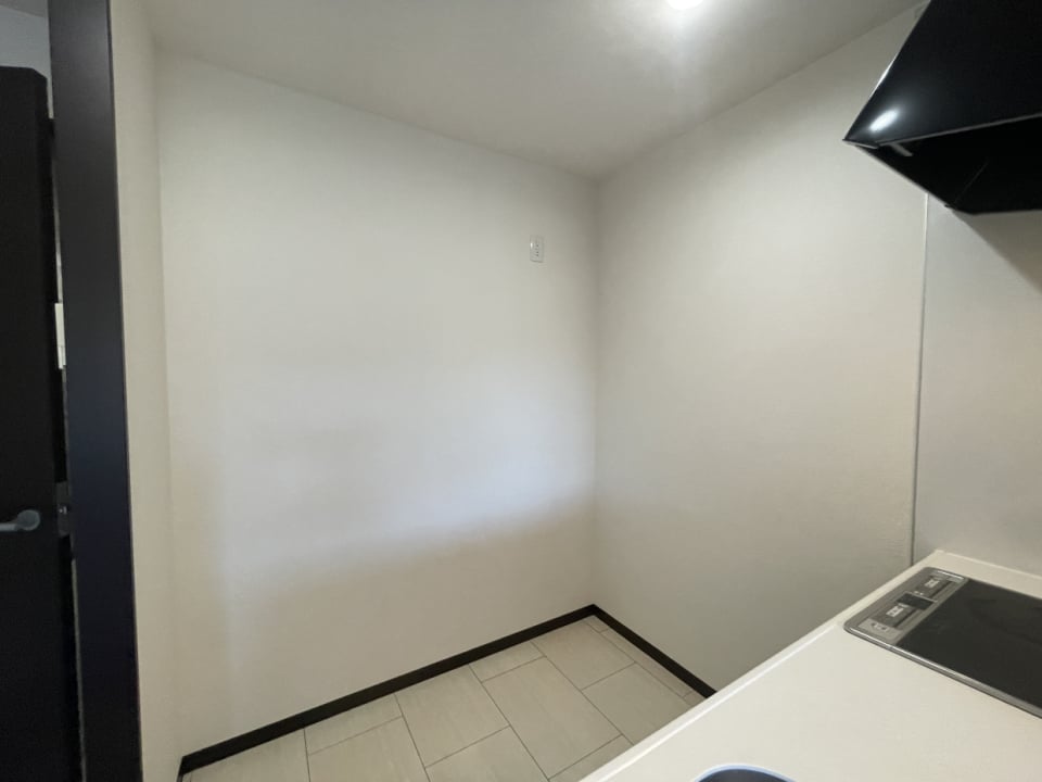 冷蔵庫や調理器具がぴったり収まるように背面スペースもちゃんと確保してあります