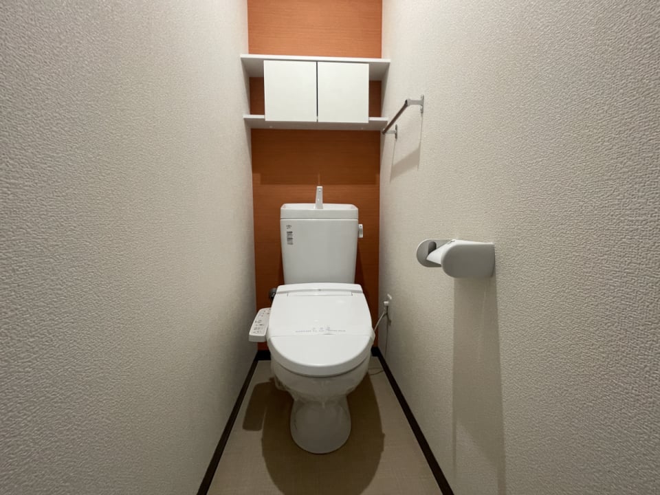 お手洗いのアクセントクロスは目が覚めるようなビビッドなオレンジ！