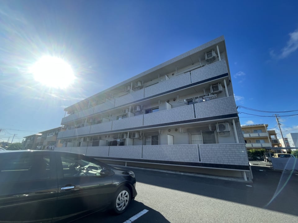 鉄筋コンクリート造3階建てのマンションです