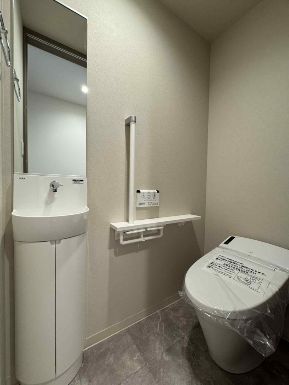 トイレには手洗い場が付いている