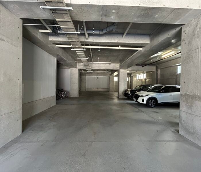 建物1階の平面自走式駐車場