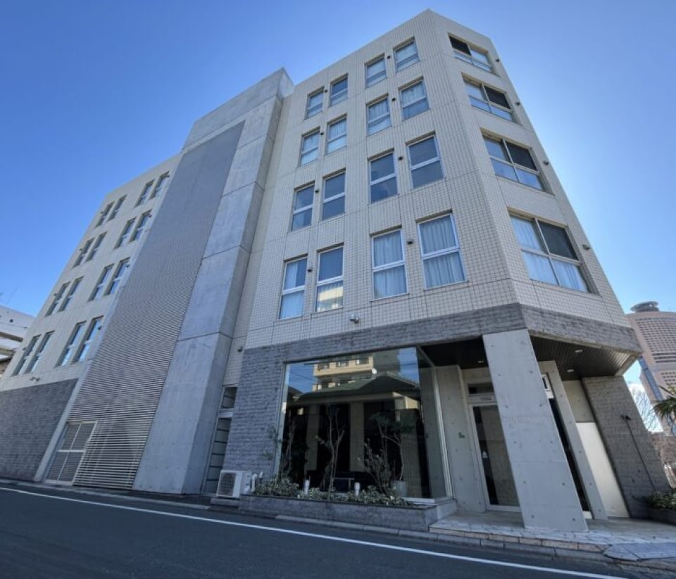 外観。中央の地にそびえ立ちます