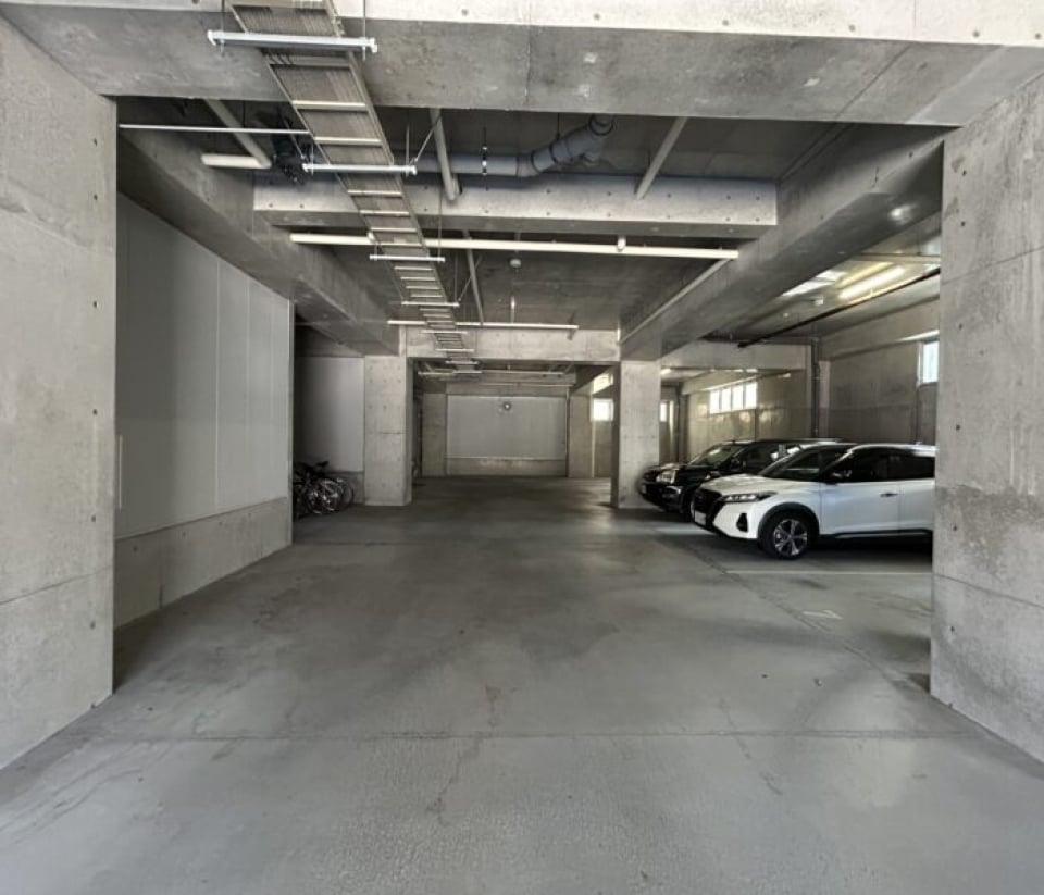 建物1階の平面自走式駐車場