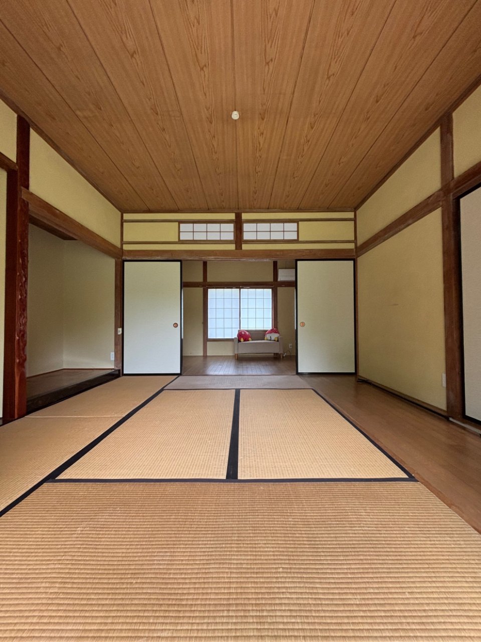 和室の襖を開けておくと洋室とひと続きに