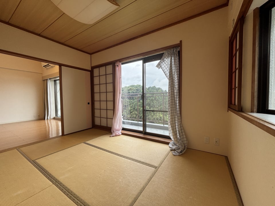 和室の掃き出し窓からバルコニーに出られます