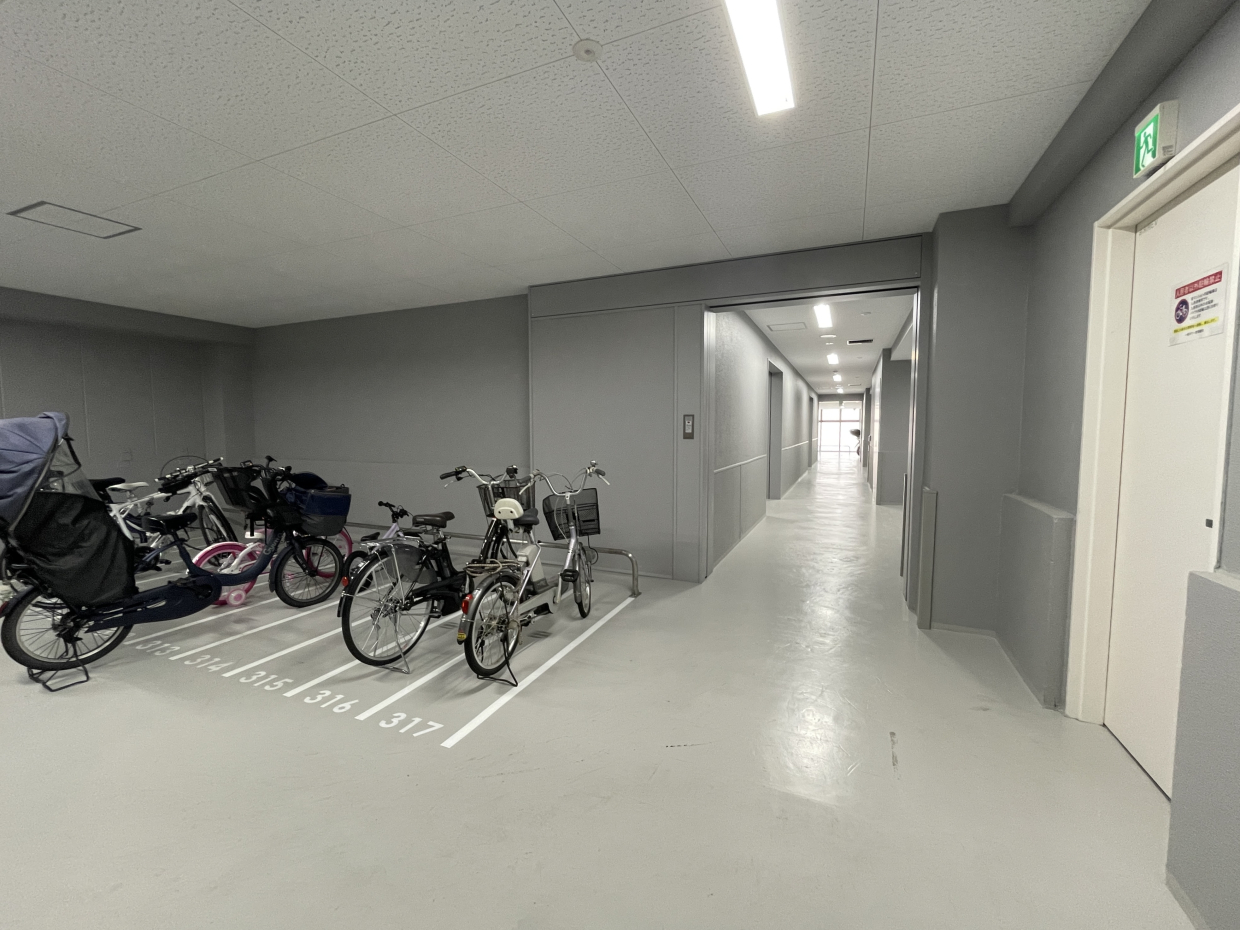 4階には居住者専用の駐輪スペース。市営駐輪場かと思うくらい広い
