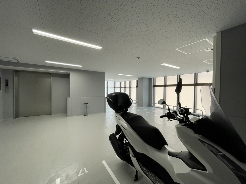 バイクも駐車可能。エレベーターで一緒に登ってこられます