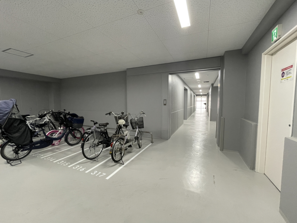 4階には居住者専用の駐輪スペース。市営駐輪場かと思うくらい広い