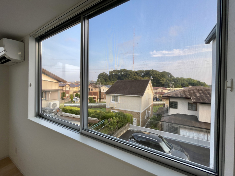 お家自体が少し高めの土地にあり、南面の窓から見晴らしのいい景色が楽しめます