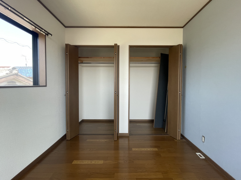 収納は壁いっぱいに2つ