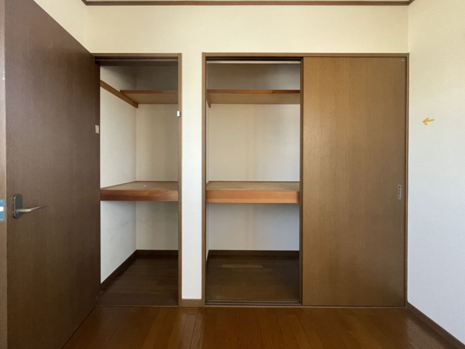 押入タイプの収納があります