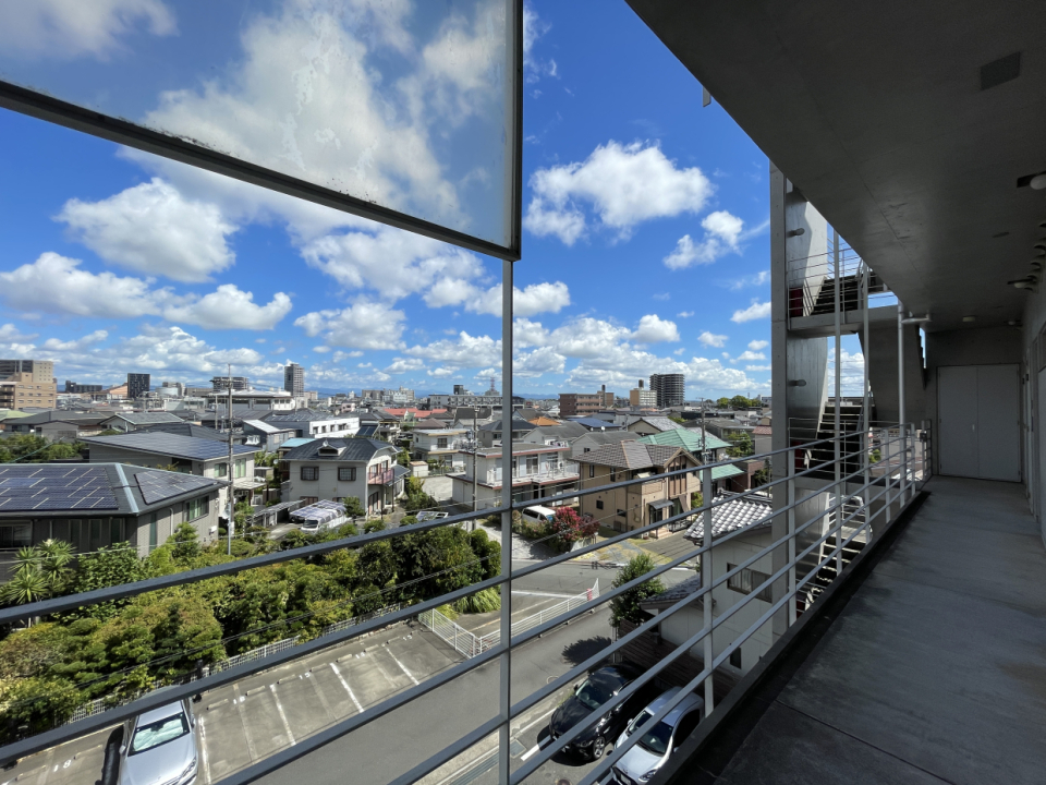 4階からの景色は空が近いですが、アイアンの柵が少し怖く感じるかも…