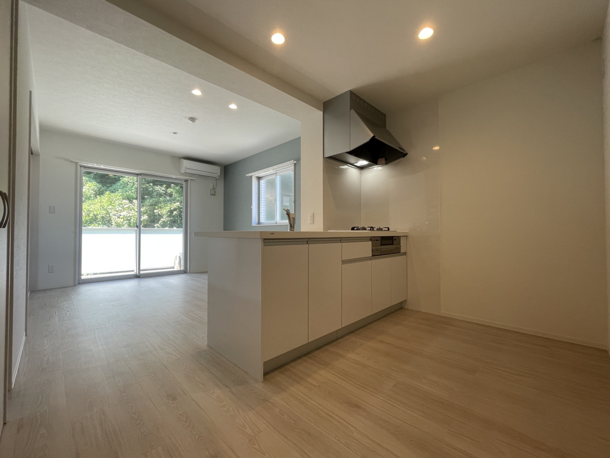 白い部屋に窓の外の緑が際立つ